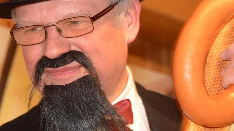 Mit Wurst und Weck lockt man höchstens Dr. Eisenbart (Elmar Brehm) nach Burkardroth.