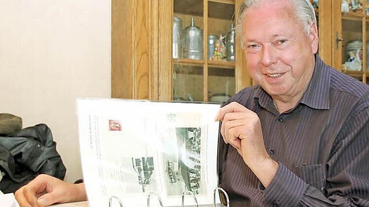 Philatelist Hartmut Scholz zeigt seine thematische Sammlung "Die Biografie des Bieres". Fotos: Thomas Heuchling