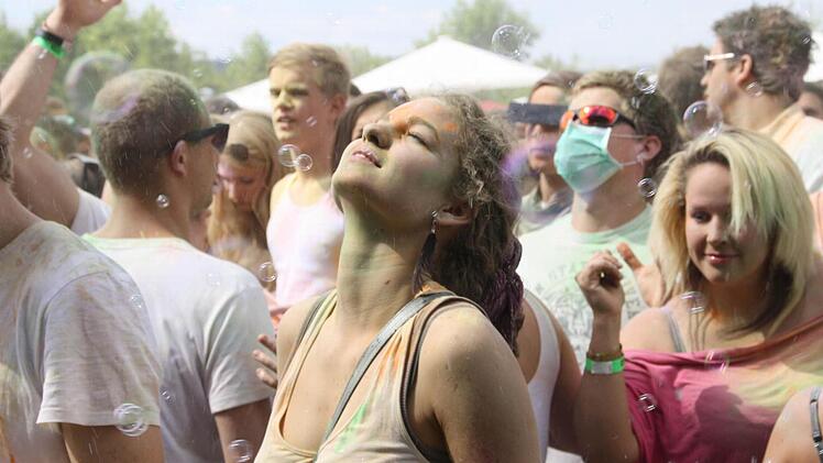 Seifenblasen als Abwechslung zum Farbpulver.