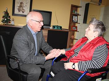 Wegen schwerer Krankheit verlor Katharina Haner ihr Bein. Sie ist erst 61 Jahre alt und lebt seit einiger Zeit im Seniorenheim Haus Waldenfels. Herbert Stamm besucht sie regelmäßig. Weil er die Bedürfnisse der Menschen kennt, möchte er einen Besuchsdienst ins Leben rufen. Foto: Ulrike Müller