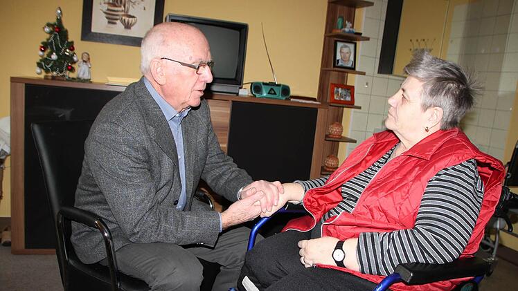Wegen schwerer Krankheit verlor Katharina Haner ihr Bein. Sie ist erst 61 Jahre alt und lebt seit einiger Zeit im Seniorenheim Haus Waldenfels. Herbert Stamm besucht sie regelmäßig. Weil er die Bedürfnisse der Menschen kennt, möchte er einen Besuchsdienst ins Leben rufen. Foto: Ulrike Müller