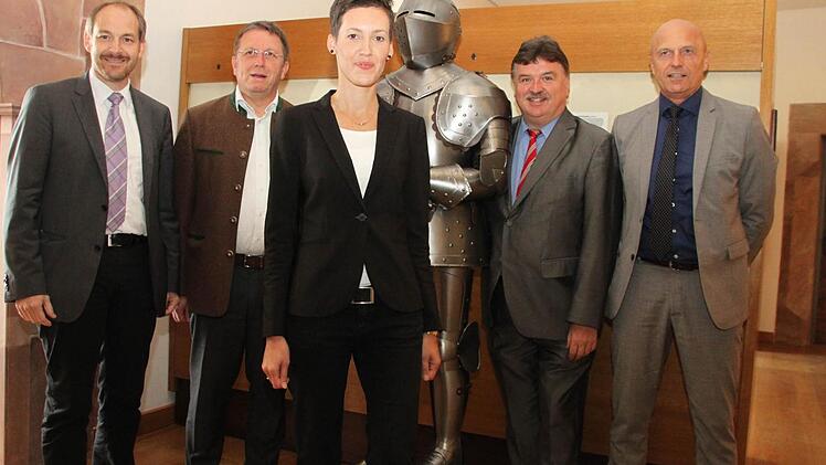 Sie möchten die Plassenburg-Museen attraktiver gestalten: Jörg Kunstmann, Vorsitzender des Vereins "Freunde der Plassenburg", Oberbürgermeister Henry Schramm, die neue Museumsleiterin Corinna Greb, Landrat Klaus Peter Söllner und der Kulmbacher Tourismus-Chef Helmut Völkl (von links). Foto: Dagmar Besand