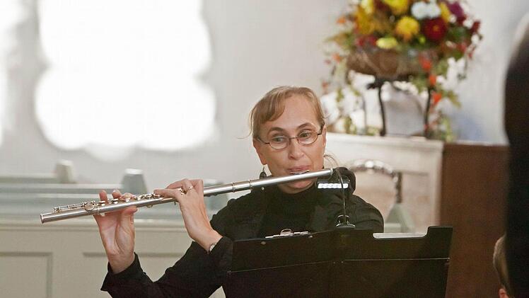Die Flötistin Sandra Schäfer-Küpferling begleitete den SMS-Chor Ludwigsstadt bei seinem Gastspiel in der Heilig-Kreuz-Kirche Coburg.Foto: Jochen Berger