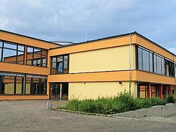 Die Generalsanierung des Schulhauses in Untersteinbach ist abgeschlossen, der Schulbetrieb kann wieder ohne Beeinträchtigungen laufen. Im Frühjahr folgen noch neue Außenanlagen.  Foto: Sabine Weinbeer