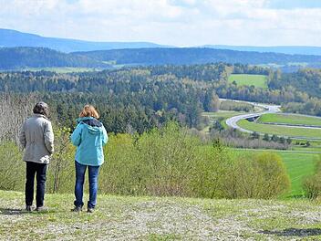 Zwei Frauen genießen die Aussicht vom "Eisfelder Blick", einer Anhöhe, auf der früher ein Wachturm der DDR-Grenztruppen stand. Am gegenüberliegenden Hang ist die Schneise zu erkennen, einst die innerdeutsche Grenze verlief. Foto: Rainer Lutz