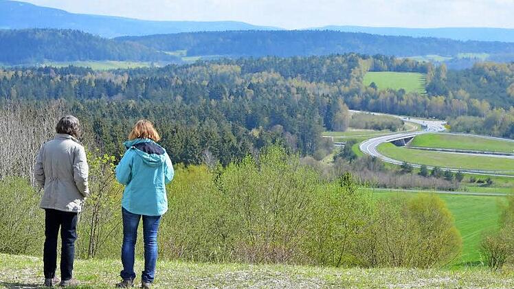 Zwei Frauen genießen die Aussicht vom "Eisfelder Blick", einer Anhöhe, auf der früher ein Wachturm der DDR-Grenztruppen stand. Am gegenüberliegenden Hang ist die Schneise zu erkennen, einst die innerdeutsche Grenze verlief. Foto: Rainer Lutz