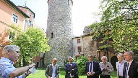 Bei einer Tour durch den Landkreis Bamberg besuchte Bayerns Generalkonservator Mathias Pfeil (rechts) 2014 auch Burg Lisberg. Foto: B. Herbst