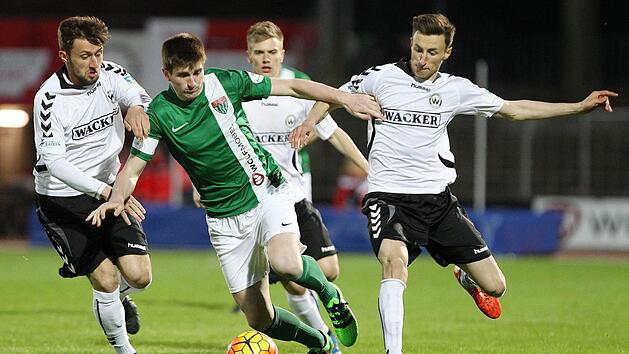 Der Schweinfurter Mittelfeldmann Kevin Fery (Mitte) wird in dieser Szene gleich von drei Burghausenern gejagt. Auf ein mindestens genauso umk&auml;mpftes Spiel m&uuml;ssen Fery und sein FC 05 am Donnerstagnachmittag auch eingestellt sein.  Foto: Foto2Press/Frank Scheuring