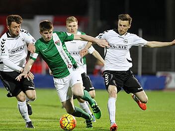 Der Schweinfurter Mittelfeldmann Kevin Fery (Mitte) wird in dieser Szene gleich von drei Burghausenern gejagt. Auf ein mindestens genauso umkämpftes Spiel müssen Fery und sein FC 05 am Donnerstagnachmittag auch eingestellt sein.  Foto: Foto2Press/Frank Scheuring
