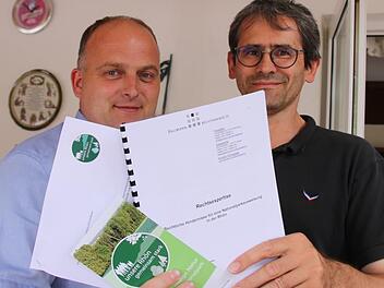 Daniel Wehner, Vorsitzender des Vereins "Unsere Rhön - gemeinsam stark", und Schriftführer Georg Scheuring stellten gestern die Rechtsexpertise und eine Erwiderung auf das Pro-Gutachten vor.  Foto: Ralf Ruppert