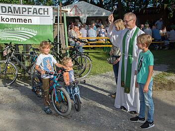 Pfarrer Dr. Christian Lutz segnete nach dem Gottesdienst zu Beginn des 21. Kellerfestes des Radfahr- und Motorsportclubs "Viktoria 1912" Dampfach die anwesenden Motorrad- und Fahrradfahrer. Unser Bild zeigt (von links) den sechsjährigen Bastian Lang und seinen zweijährigen Bruder Vitus, die Ministrantin Julia Heintschel, Pfarrer Lutz und Jonas Finger. Foto: Ulrike Langer