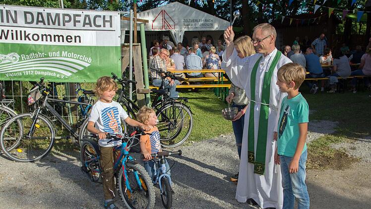 Pfarrer Dr. Christian Lutz segnete nach dem Gottesdienst zu Beginn des 21. Kellerfestes des Radfahr- und Motorsportclubs "Viktoria 1912" Dampfach die anwesenden Motorrad- und Fahrradfahrer. Unser Bild zeigt (von links) den sechsjährigen Bastian Lang und seinen zweijährigen Bruder Vitus, die Ministrantin Julia Heintschel, Pfarrer Lutz und Jonas Finger. Foto: Ulrike Langer