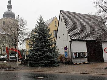 Die Zufahrt zu Kirche und Friedhof in Etzelskirchen ist durch die Baustelle (im Bild rechts) seit September gesperrt .Evi Seeger
