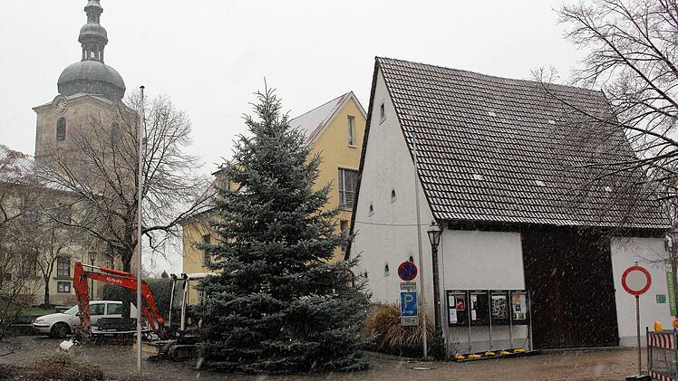 Die Zufahrt zu Kirche und Friedhof in Etzelskirchen ist durch die Baustelle (im Bild rechts) seit September gesperrt .Evi Seeger