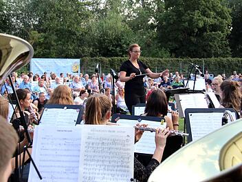 Die junge Dirigentin Lorena Gawrikow leitete erstmals die Bläserphilharmonie. Foto: Richard Sänger
