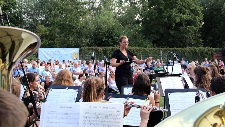Die junge Dirigentin Lorena Gawrikow leitete erstmals die Bläserphilharmonie. Foto: Richard Sänger