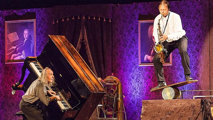 Da kann auch die fest gefügte Welt der Klassik mal aus den Fugen und aus der Balance geraten, wenn am 23. Dezember im Kurtheater Maestro Gogol und Orchesterdiener Mäx zum Tanz bitten.Philipp von Ditfurth