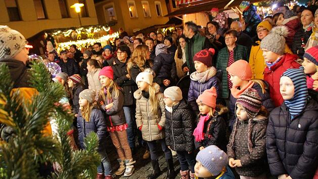 Kinder bei der Er&ouml;ffnung des diesj&auml;hrigen H&ouml;chstadter Weihnachtsmarkts. Foto: Christian Bauriedel