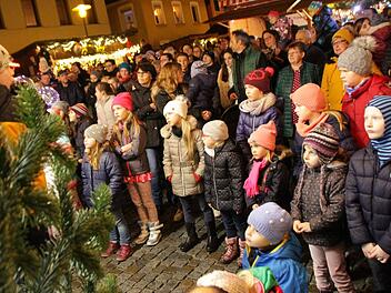 Kinder bei der Eröffnung des diesjährigen Höchstadter Weihnachtsmarkts. Foto: Christian Bauriedel