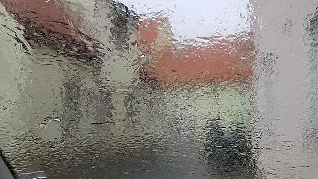 Unklare  Aussicht:  Autofahrer m&uuml;ssen sich im Kreis Ha&szlig;berge nicht nur auf zugefrorene Fensterscheiben, sondern auch auf extrem glatte Stra&szlig;en einstellen. Foto: Brigitte Krause