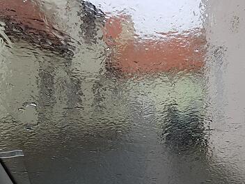 Unklare  Aussicht:  Autofahrer m&uuml;ssen sich im Kreis Ha&szlig;berge nicht nur auf zugefrorene Fensterscheiben, sondern auch auf extrem glatte Stra&szlig;en einstellen. Foto: Brigitte Krause