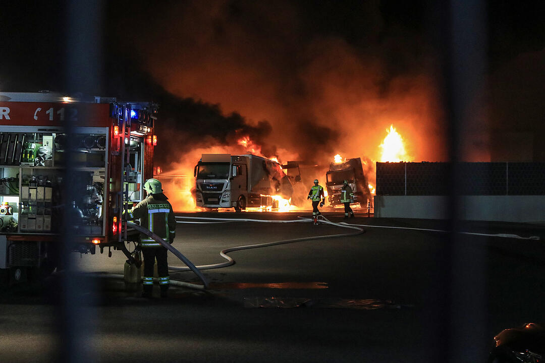 Feuer-Inferno in der Nacht: Brand auf Firmengelände im Kreis Bamberg