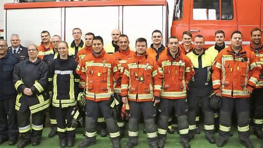 Die Pr&uuml;flinge der THL-Leistungspr&uuml;fung mit den Pr&uuml;fern Foto: Mathias Erlwein