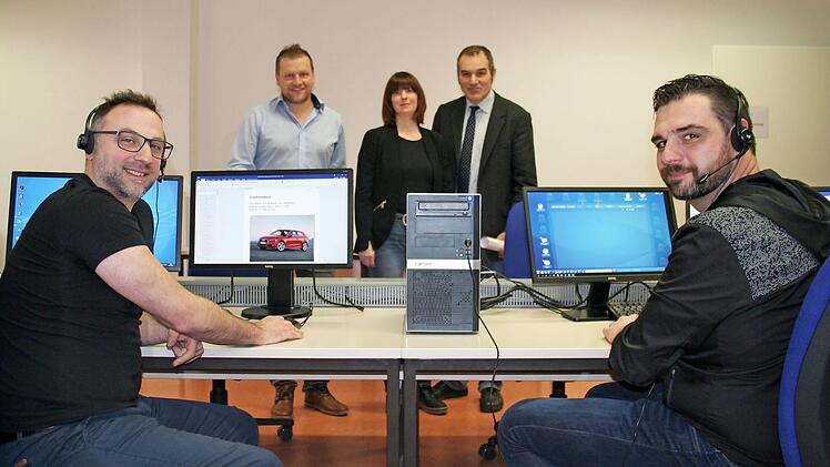 Markus Wochinger (links) und Peter Rose sind die ersten Absolventen der Online-Akademie in Coburg. Im Bild hinten: Thomas Müller von der Agentur für Arbeit, Martina Krejci und Rainer Maier von der VHS Coburg  Foto: VHS