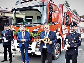 Von links: Kreisbrandinspektor Fritz Weinlein, Vorsitzender Alfred Wolfrum, Landrat Klaus Peter Söllner, Bürgermeister Gerhard Schneider, Kommandant Sebastian Laschka und Pfarrer Michael Krug