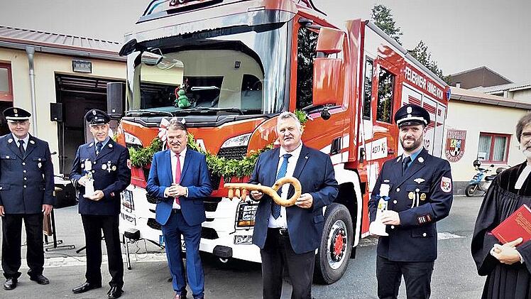 Von links: Kreisbrandinspektor Fritz Weinlein, Vorsitzender Alfred Wolfrum, Landrat Klaus Peter Söllner, Bürgermeister Gerhard Schneider, Kommandant Sebastian Laschka und Pfarrer Michael Krug