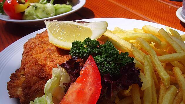 Schnitzel mit Pommes und Salat in einem Restaurant