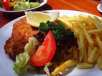 Schnitzel mit Pommes und Salat in einem Restaurant