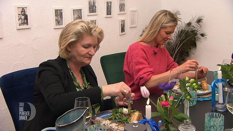 Das Dressing zum Feldsalat reicht Armina in der Pipette. "Coole Idee", findet Birgit.