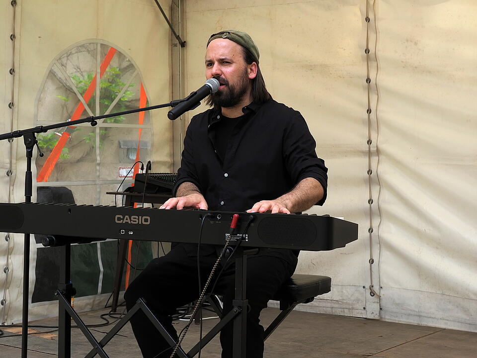 Themenf&uuml;hrungen, Kreativangebote und Live-Musik