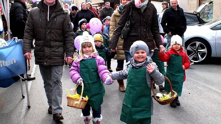 Das klanna Sanderla: Mit Freude beim Festzug dabei waren die Kindergartenkinder.
