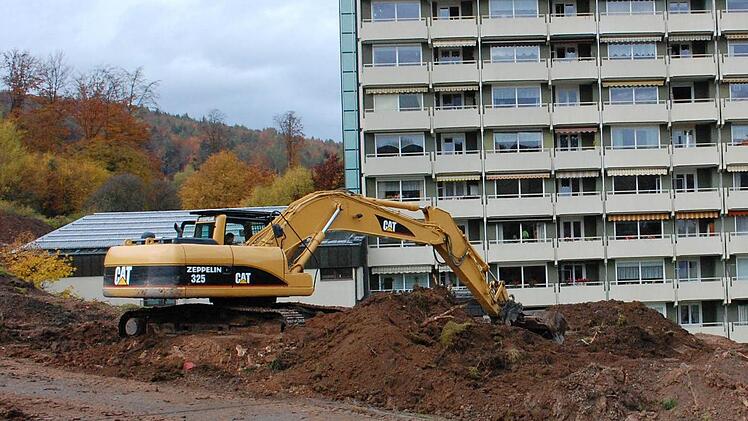 Der Bau einer neuen Pflegeabteilung am Kurstift hat kürzlich begonnen. Bereits jetzt hebt der Bagger das Erdreich aus. Straße und Feuerlöschringleitung werden neu verlegt. Foto: Ursula Lippold