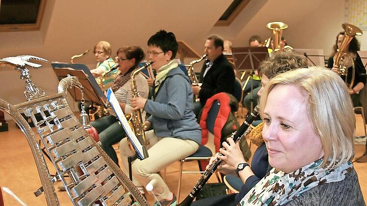 14 Ehemalige des Musikvereins Waldfenster proben derzeit fleißig für das Konzert in der nächsten Woche. Ganz hinten links Sigrid Vierheilig mit ihrem Tenorsaxophon.Foto: Gabriele Sell