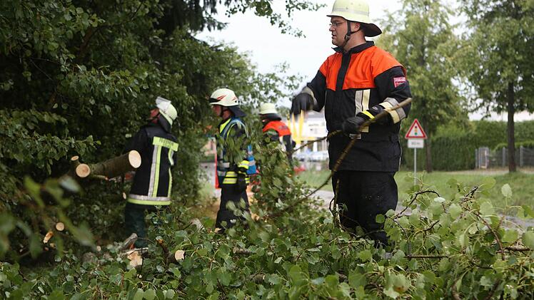 Blitz, Donner, Regen, Hagel: Die Unwetter in Oberfranken haben zahlreiche Bäume entwurzelt, Häuser abgedeckt und Straßen überflutet. Mehrere Keller liefen voll Wasser. Feuerwehr und THW waren mit bis zu 50 Einsätzen beschäftigt. Foto: News5/Herse