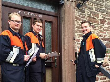 Machten Hausbesuche: Jonas Straub, 2. Kommandant Felix Völkl, Jugendwart Jonas Völkl (von links). Foto: Feuerwehr