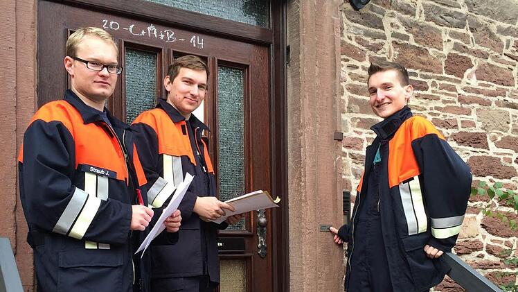 Machten Hausbesuche: Jonas Straub, 2. Kommandant Felix Völkl, Jugendwart Jonas Völkl (von links). Foto: Feuerwehr