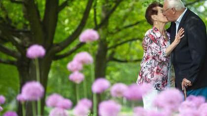 Schwer verliebt: Herzklopfen nimmt aufs Alter keine Rücksicht.  Foto: dpa-mag