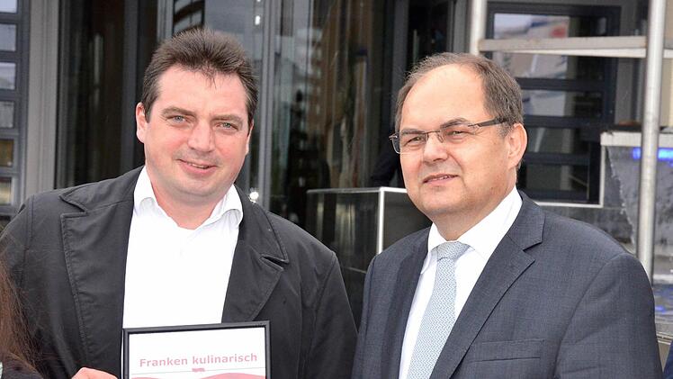 Johannes Haas (li) freut sich mit Minister Christian Schmidt über die Auszeichnung. Foto: Wilfried Roppelt