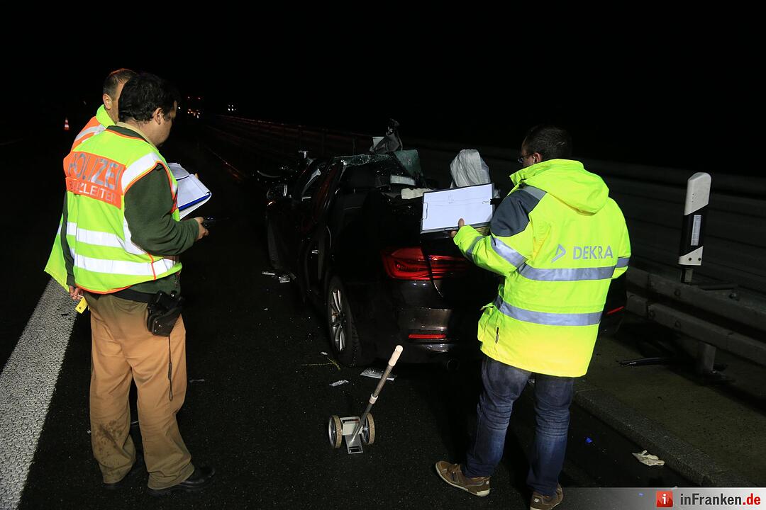 Fahranfänger schleudert mit BMW in Lastwagen - Vater bei Crash eingeklemmt und schwerst verletzt
