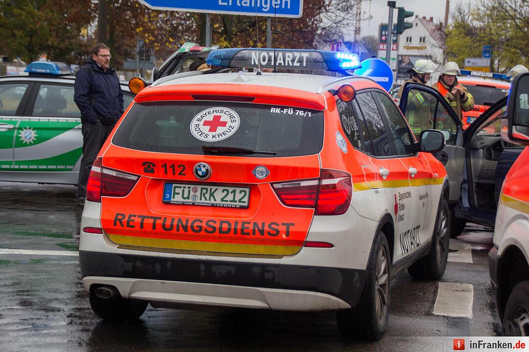 Kollision nach mutmaßlichem Rotlichtverstoß – Eine Person schwer verletzt