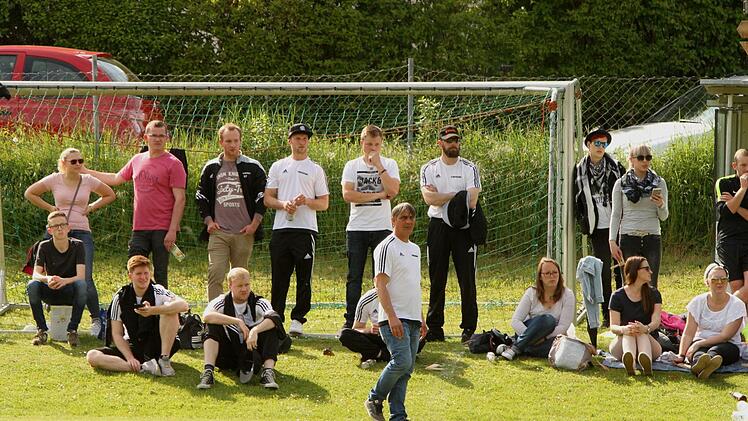 Enttäuscht sind die Neuschleichacher Zuschauer nach der Partie.