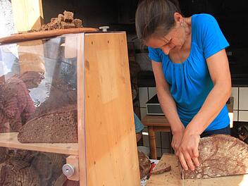Auf Wunsch schnitt Alexandra Welsch von einem großen Brotlaib auch ein kleines Stück ab. Foto: Gerda Völk