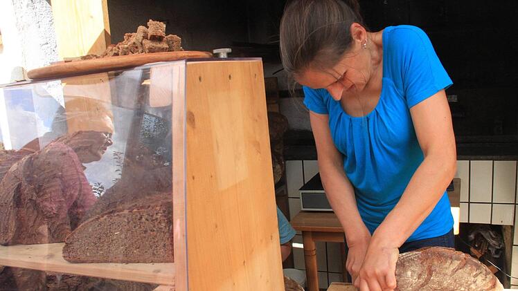 Auf Wunsch schnitt Alexandra Welsch von einem großen Brotlaib auch ein kleines Stück ab. Foto: Gerda Völk