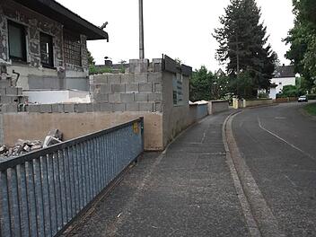 Die Gewerbegebäude links sollen dem Wohnungsbau weichen. Hinter der Kurve oben rechts ist die Straße für den Durchgangsverkehr gesperrt. Foto: Richard Sänger