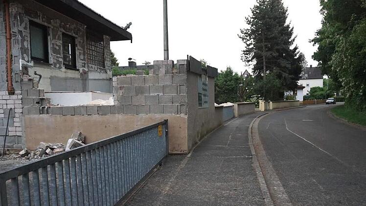 Die Gewerbegebäude links sollen dem Wohnungsbau weichen. Hinter der Kurve oben rechts ist die Straße für den Durchgangsverkehr gesperrt. Foto: Richard Sänger