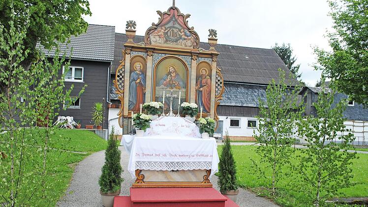 Der Fronleichnamsaltar der Familie Neubauer aus dem Jahr 2017  Fotos: Karl-Heinz Hofmann